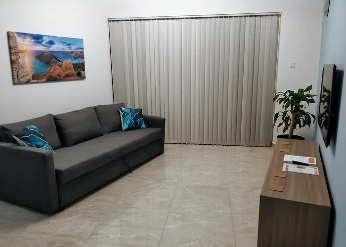 Deggies Apartments - Spacious, Modern Apartment!