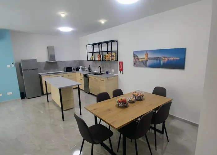 Deggies Apartments - Spacious, Modern Apartment!